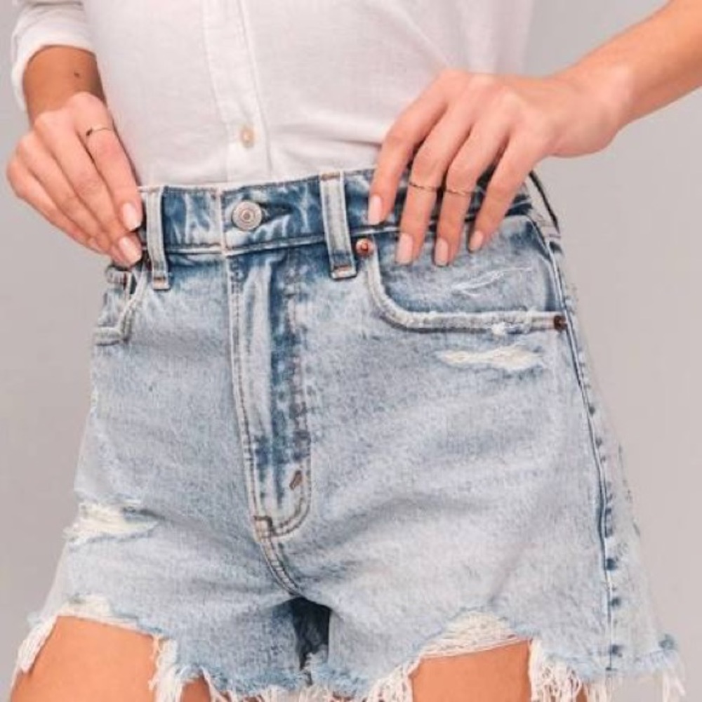 Abercrombie & Fitch Distressed High-Rise Mom Denim Short size 27/4